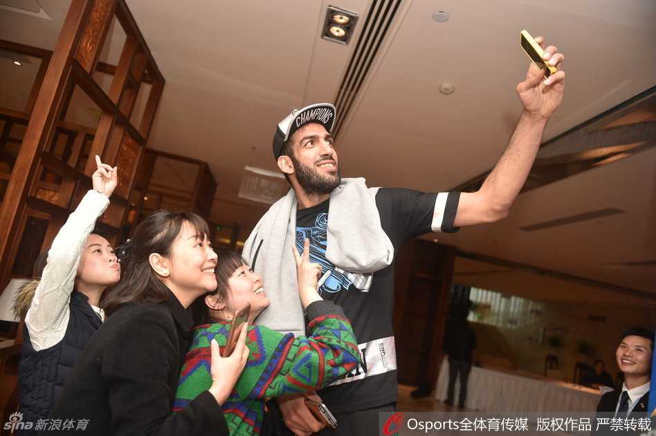 哈达迪弯下腰，伸出巨大的手掌与一位年仅几岁的小球迷击掌，小球迷仰望着这位冠军中锋，眼神中满是崇拜，这一刻篮球的梦想在无声中传递。