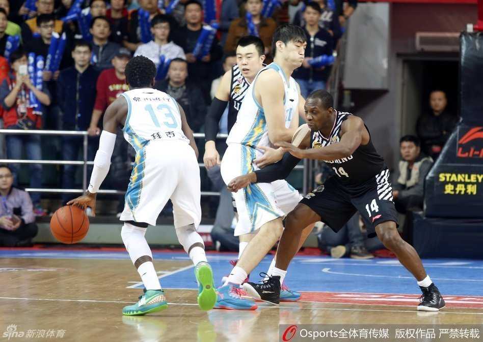 郭艾伦绕过韩德君的掩护后获得空位，他果断跳起出手，篮球脱手而出，眼神紧盯着飞向篮筐的轨迹。