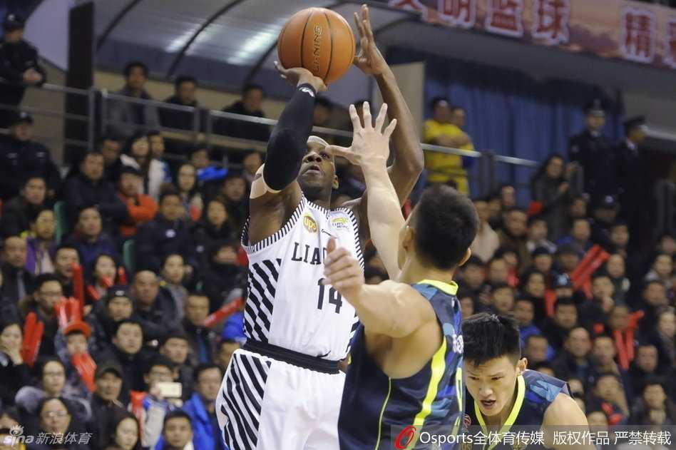 易建联在三分线外果断出手，篮球应声入网，这位中国男篮核心仍在为球队的胜利倾尽所有