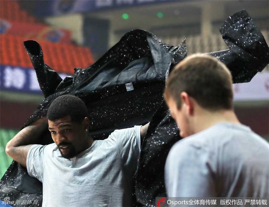 赛前新闻发布会，哈达迪身着深色西服套装帅气亮相，展现了CBA顶级外援的职业风范。