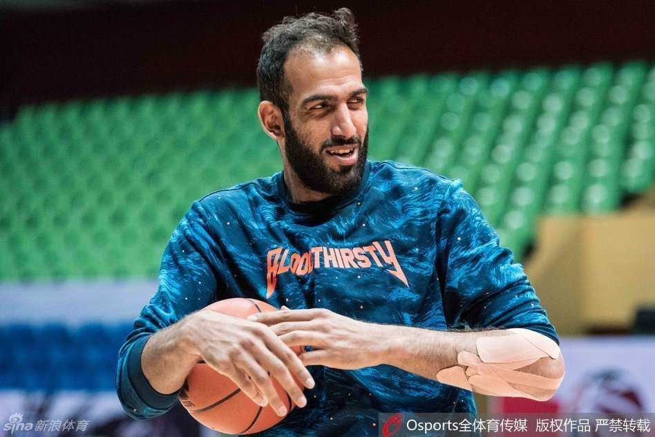 镜头聚焦在哈达迪身上那块格外抢眼的药膏，仿佛无声的勋章，诉说着他在内线肉搏战中的坚韧与为球队拼尽全力的决心。