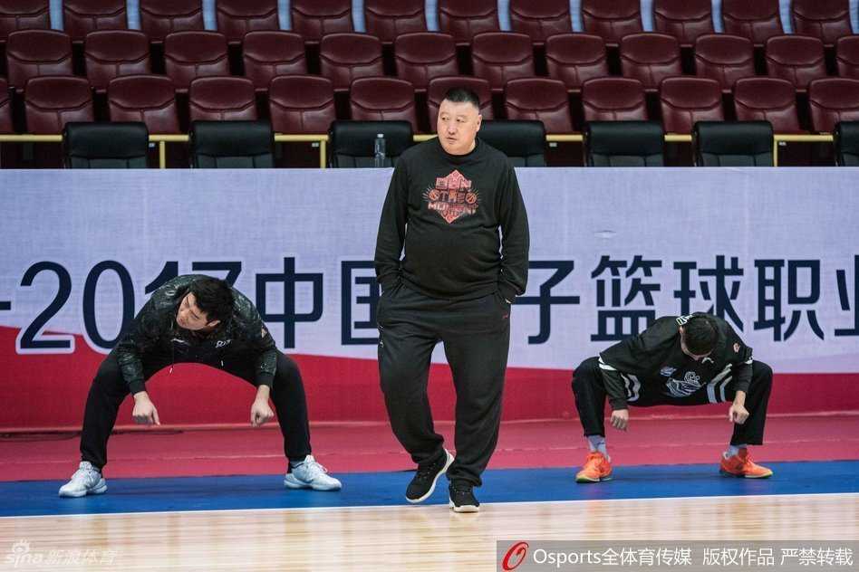 哈达迪在篮下卡住位置，高高跃起抢下篮板，双臂肌肉线条分明，展现出亚洲顶级内线令人窒息的禁区统治力。