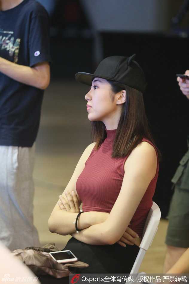 王仕鹏爱妻李跑在台下专注观礼，一头秀丽长发和精致面容十分抢镜，她温柔的目光始终追随着台上的丈夫。