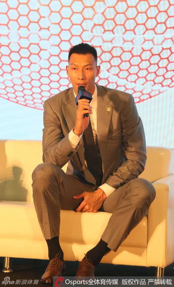 阿联在发布会上面带微笑回答记者提问，帅气造型显得从容不迫，眼神中透露出对于即将到来的NBA挑战的期待与自信。