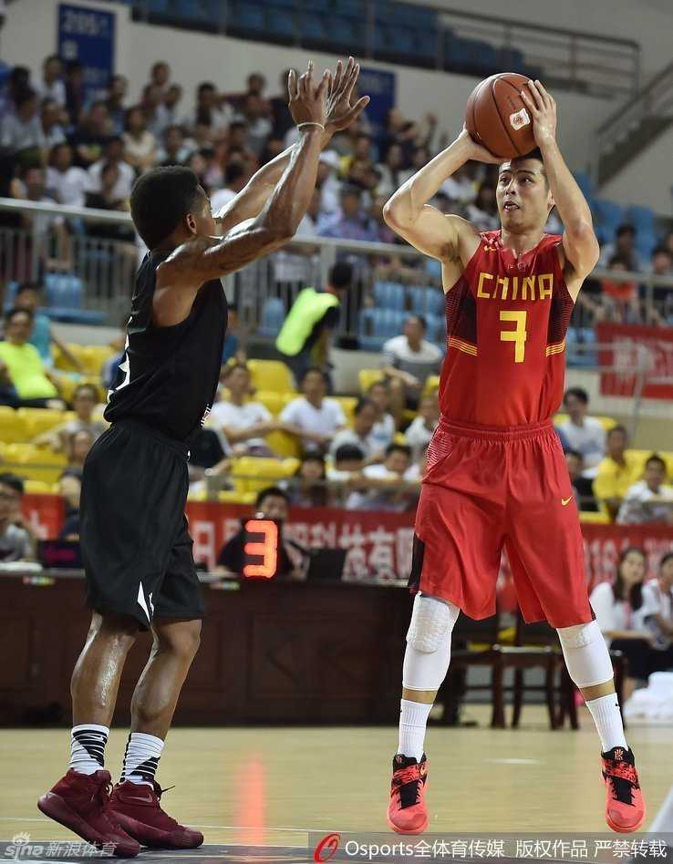 沈梓捷在内线张开双臂奋力要位，他像一座高塔般屹立禁区，眼中满是对胜利的渴望