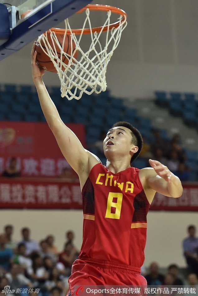 廉明运球突破时姿态沉稳，他像一辆重型坦克碾压过赛场，每一步都带着不可阻挡的力量