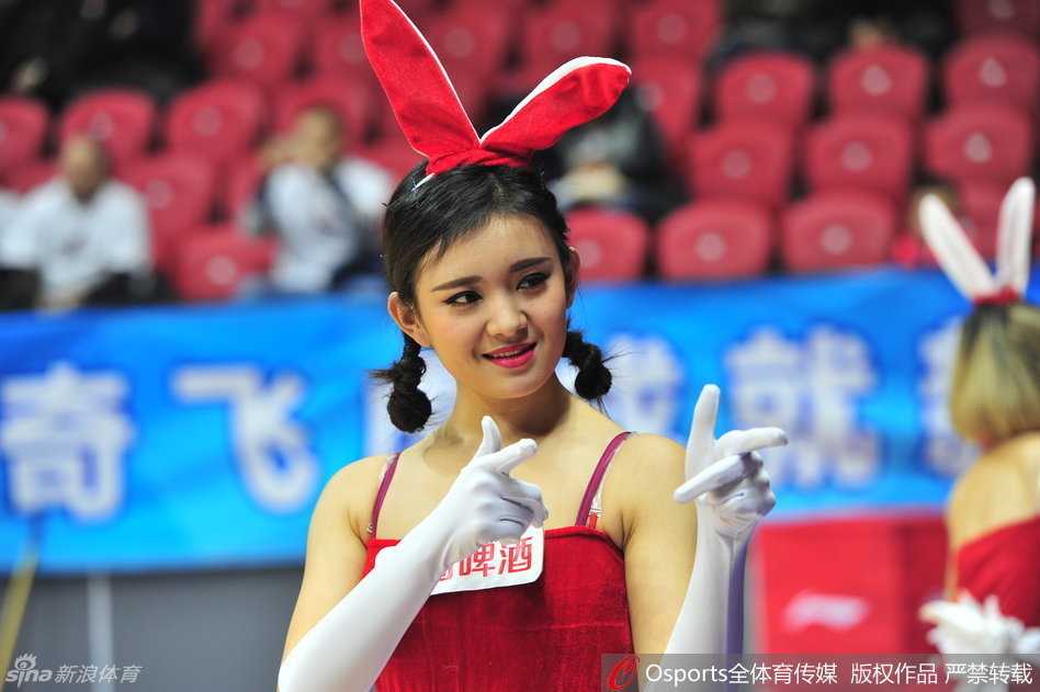 动作秀蓄势待发，倒地热舞奇特造型，精彩瞬间