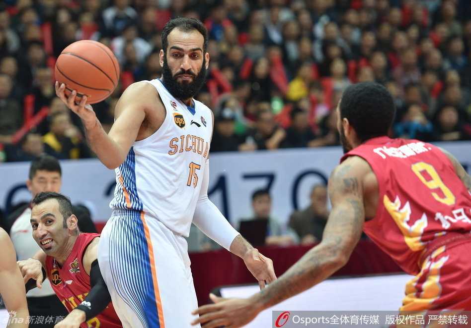 亚洲第一中锋哈达迪在吉林队三人包夹之下，依然高举高打，凭借柔和的手感将球送入篮筐，彰显内线绝对统治力。