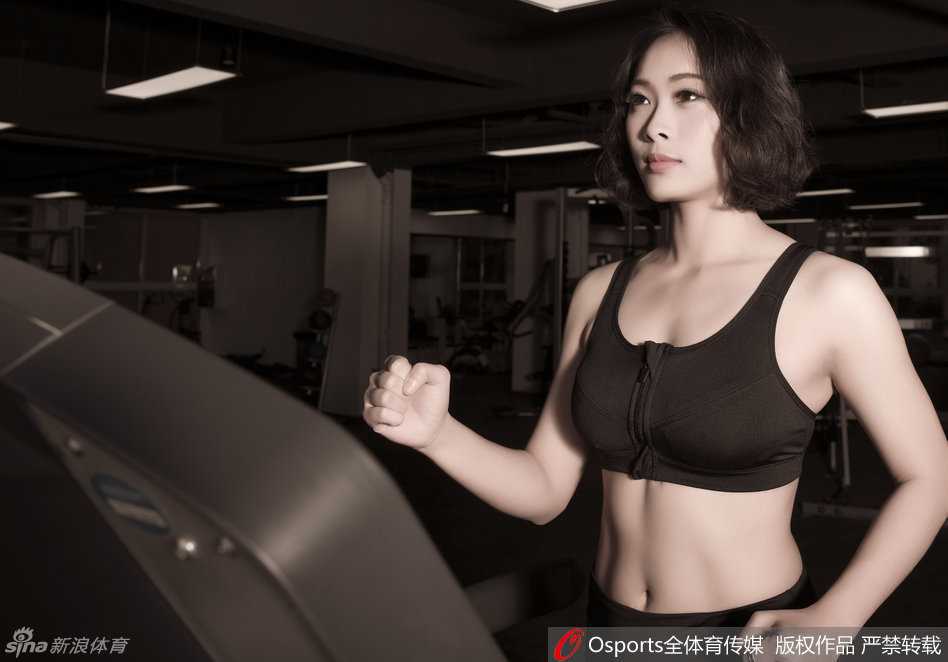 灯光下，宝贝轻咬下唇，眼神中透着一丝野性与不羁，紧身的运动装勾勒出完美的身体曲线，如同球场上的精灵般令人着迷。