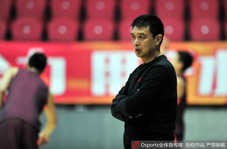 闵鹿蕾指导神情严肃地向孙悦面授机宜，眼神中满是信任与期许，而孙悦则像一个渴望战斗的战士，认真聆听着每一次战术部署。