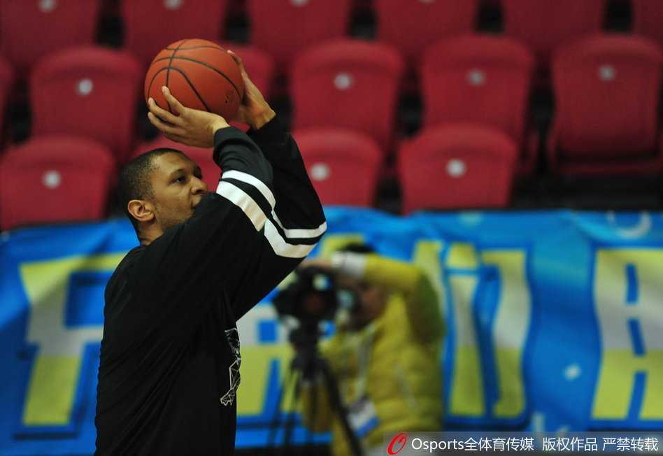 伤愈复出的孙悦在三分线外果断出手，尽管肘部的护具还未摘下，但投篮动作依旧舒展飘逸，仿佛在向外界宣告‘大圣归来’。