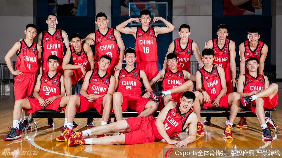 队员合影中，白昊天、陈培东等后场双枪并肩站立，眼神中透露出超越年龄的沉稳。