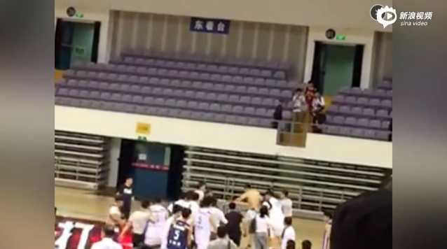 突发的暴力事件让整个赛场陷入混乱，身穿深色衣服的安保人员匆忙跑来试图阻止暴行，但失控的球员早已将理智抛诸脑后，现场局面一度难以控制。