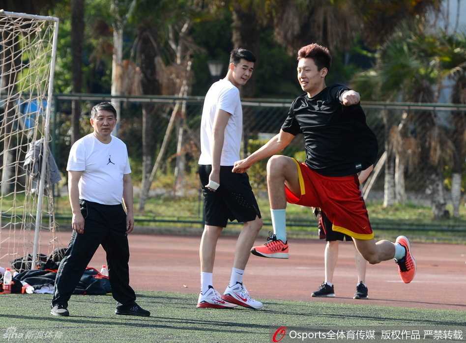 队长周鹏神情专注，他紧盯着助理教练手中的战术板，不断点头领会新的攻防变化，肩上的责任让他时刻不敢松懈。