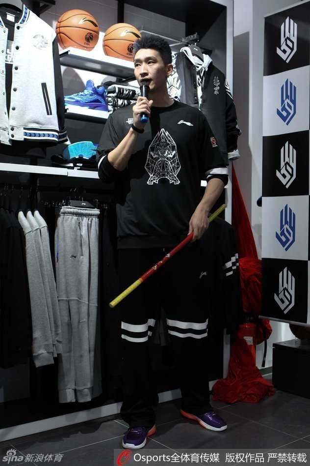 孙悦半蹲着与一群女球迷自拍合影，开心比出剪刀手