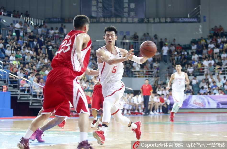 国奥双塔禁区肆虐,朝鲜长城轰然倒塌——福州热身赛全景纪实 刘志轩在外线持球,眼神坚定地观察着队友的跑位,朝鲜队的防守球员被他灵动的步伐晃开一个身位,他正准备将球传给内切而上的胡金秋。