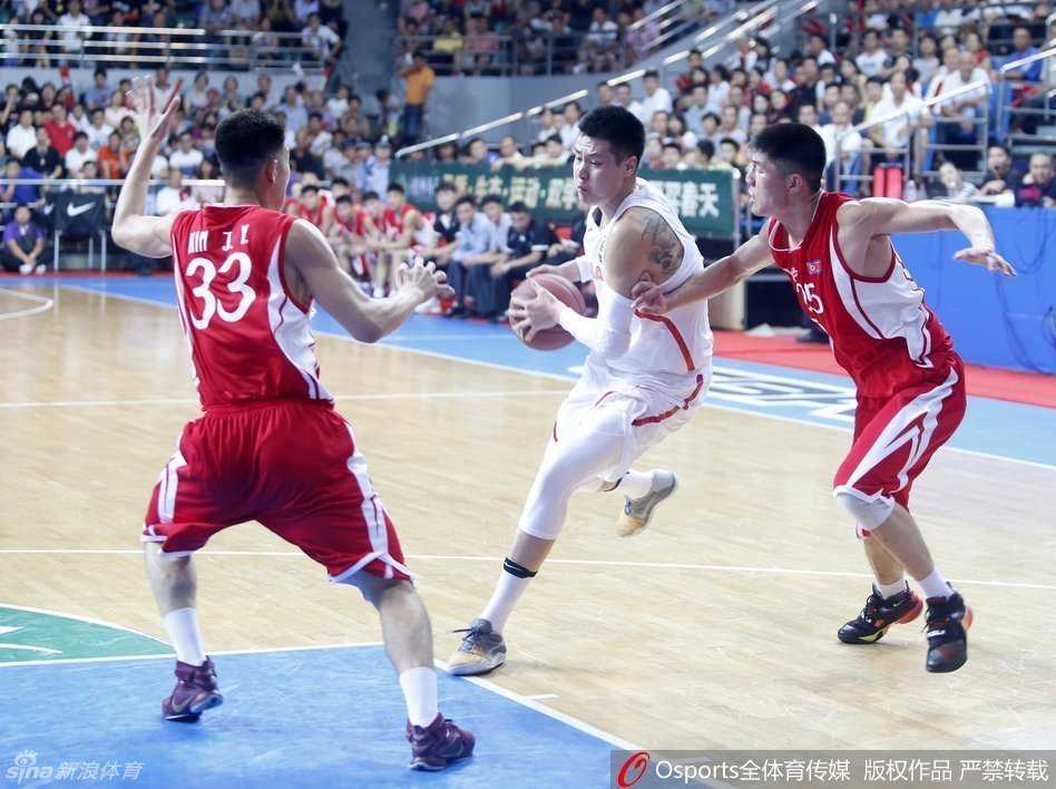 国奥双塔禁区肆虐,朝鲜长城轰然倒塌——福州热身赛全景纪实 方硕在三分线外从容地运球组织进攻,他用一个手势指挥着队友的跑位,犹如场上的将军,面前朝鲜队的防守悍将正张开双臂严阵以待。
