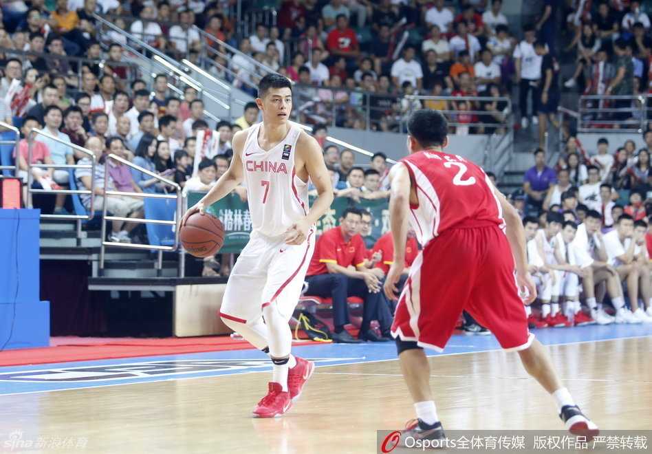 国奥双塔禁区肆虐,朝鲜长城轰然倒塌——福州热身赛全景纪实 崔晋铭犹如一把尖刀持球强行突破,朝鲜队的防线被他撕开了一道口子,他的目光紧紧锁定篮筐,在高速运动中寻找着传球或得分的最佳时机。