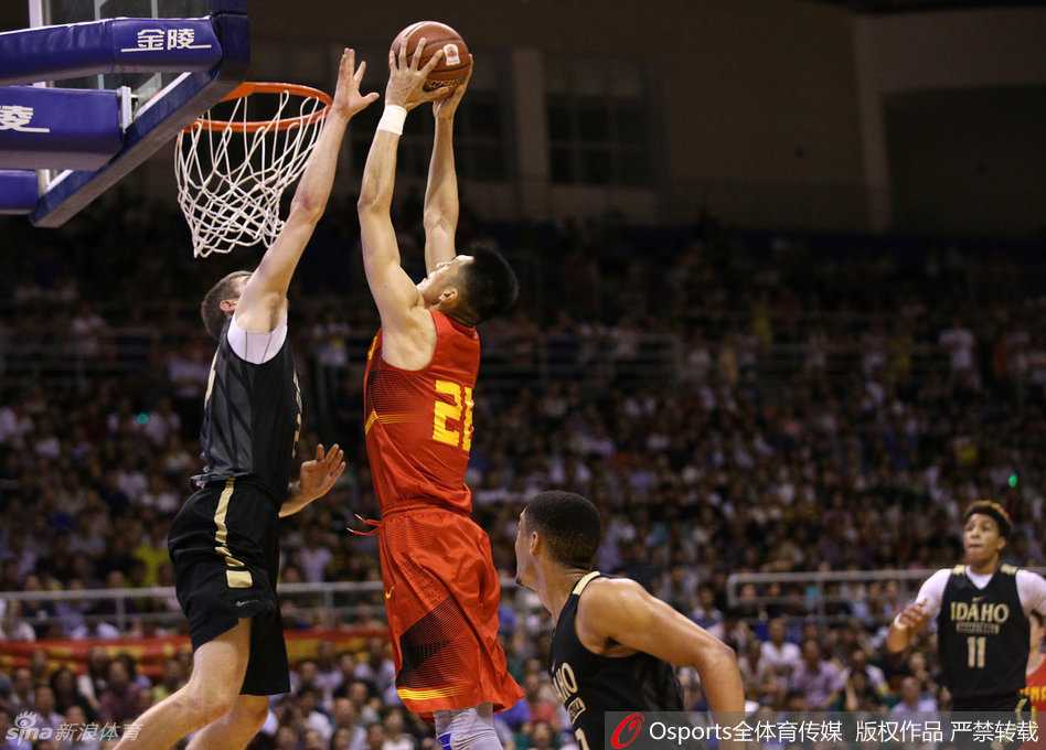 国奥双塔联袂发威,外线尖刀神准,重温中国男篮蓝领悍将的青春风暴 灵动的舞者胡金秋,在罚球线附近觅得良机,果断跳投出手,篮球划过一道完美弧线穿心而过,用最朴实无华的方式摧毁对手的联防体系。