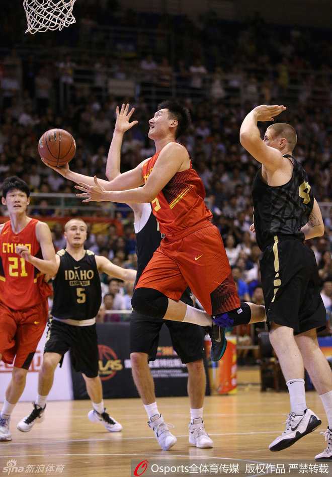 国奥双塔联袂发威,外线尖刀神准,重温中国男篮蓝领悍将的青春风暴 王汝恒冷静观察局势,面对补防球员做出假动作,将球巧塞篮下无人看防的队友,一次精妙的助攻撕破了对手的整条防线。