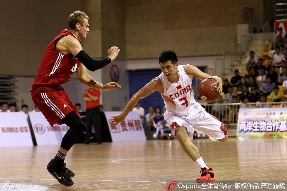 胡金秋无视眼前的铜墙铁壁，如一头初生牛犊般强行拱起一片天地，用最硬气的方式将球送向篮圈。