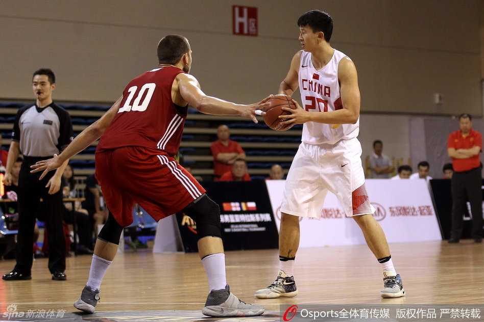 灯光拉长了国奥队员离场的孤单背影，汗水洒落的木地板上，映照出一个个关于不屈与成长的故事剪影。