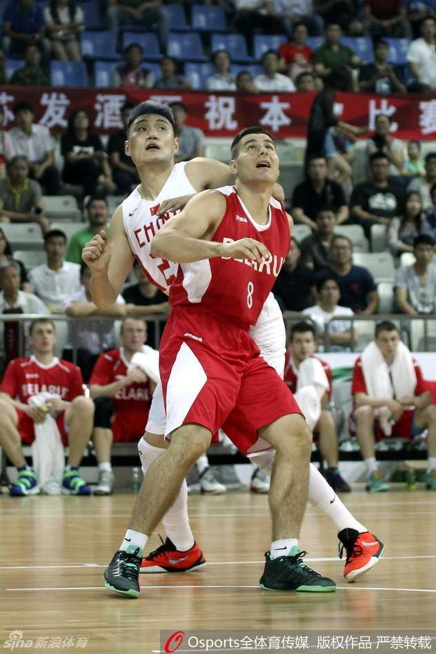 篮下几名球员手臂纠缠在一起，为了球权展开激烈的肉搏战，寸土不让