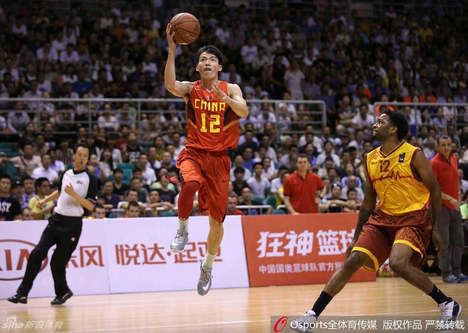 训练最后时刻，一名球员奋力跃起，用指尖干扰了对手的出手，完成了一次精彩的跳起封盖，场边的队友纷纷注目。