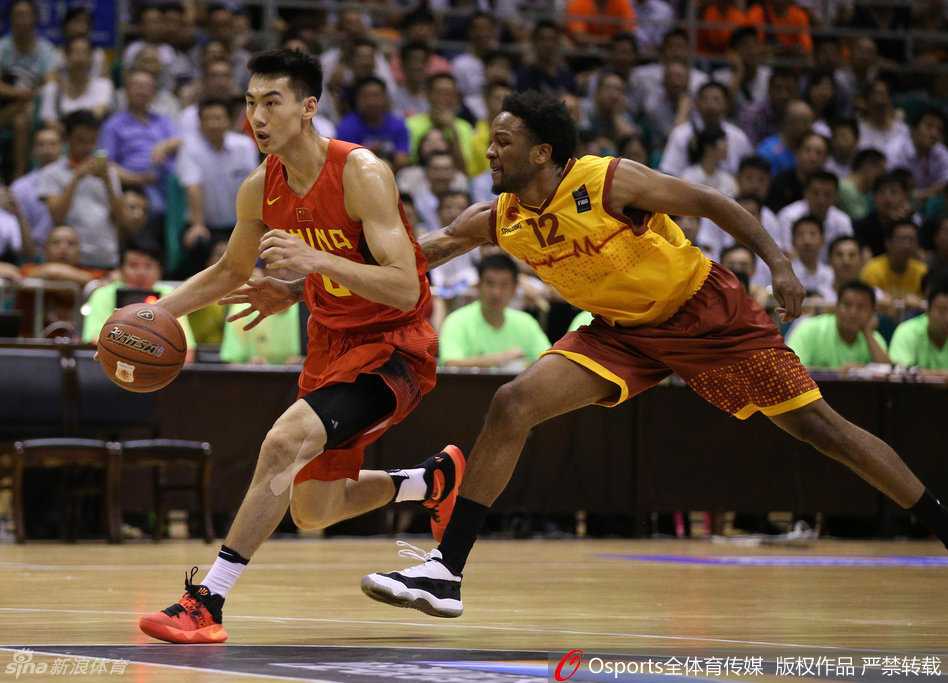 廉明在内线接球后背身单打，他利用身体优势顶住防守，寻找转身投篮的空间。