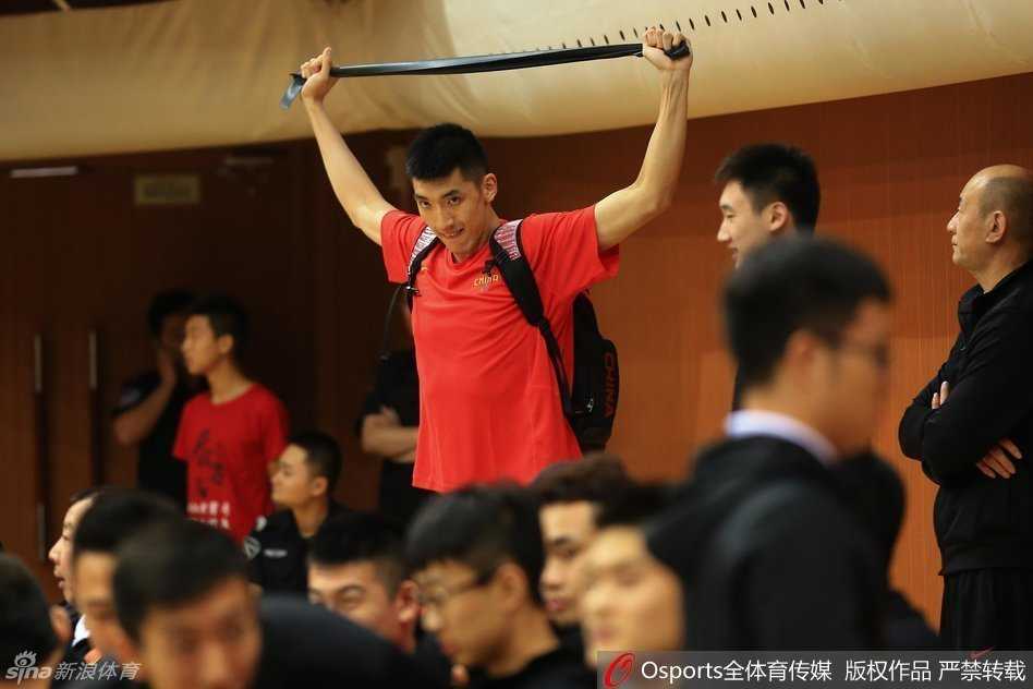 山东大汉陶汉林独自在场边进行拉伸热身，肌肉线条分明，眼神专注仿佛随时准备上场厮杀。