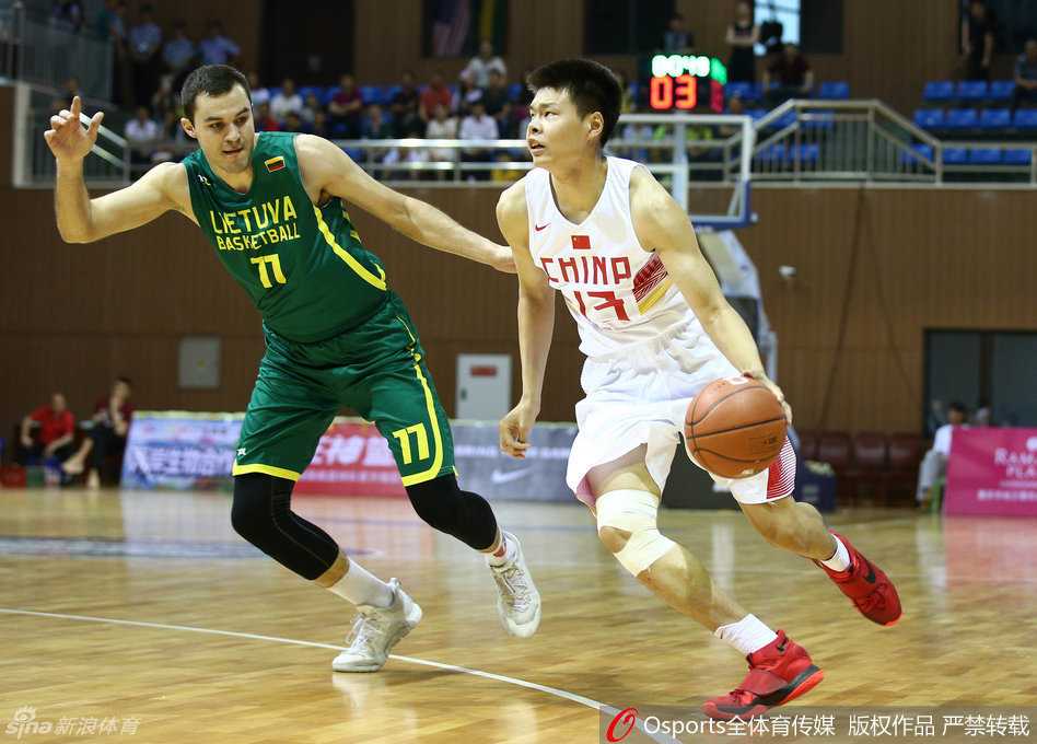 王汝恒运球观察后，果断干拔跳投，篮球在空中划过一道优美的弧线直奔篮筐。