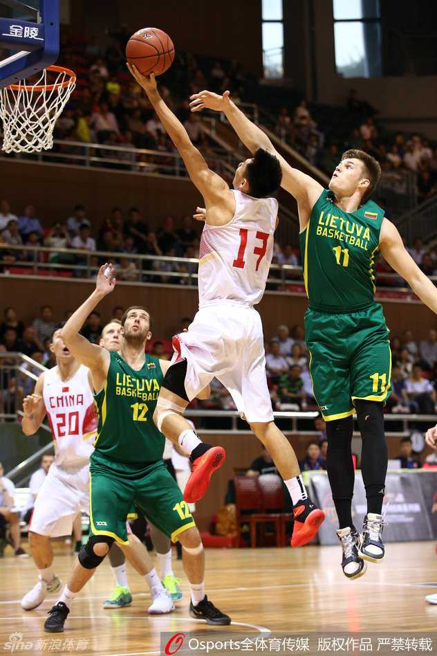 比赛开始前，国奥队员们神情专注地进行拉伸和投篮练习，为即将到来的恶战做足准备。