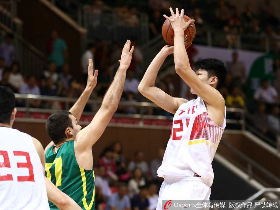 沈梓捷高高跃起，在空中与对手发生激烈身体对抗后，依然稳稳将球放入篮筐，打成精彩进球。