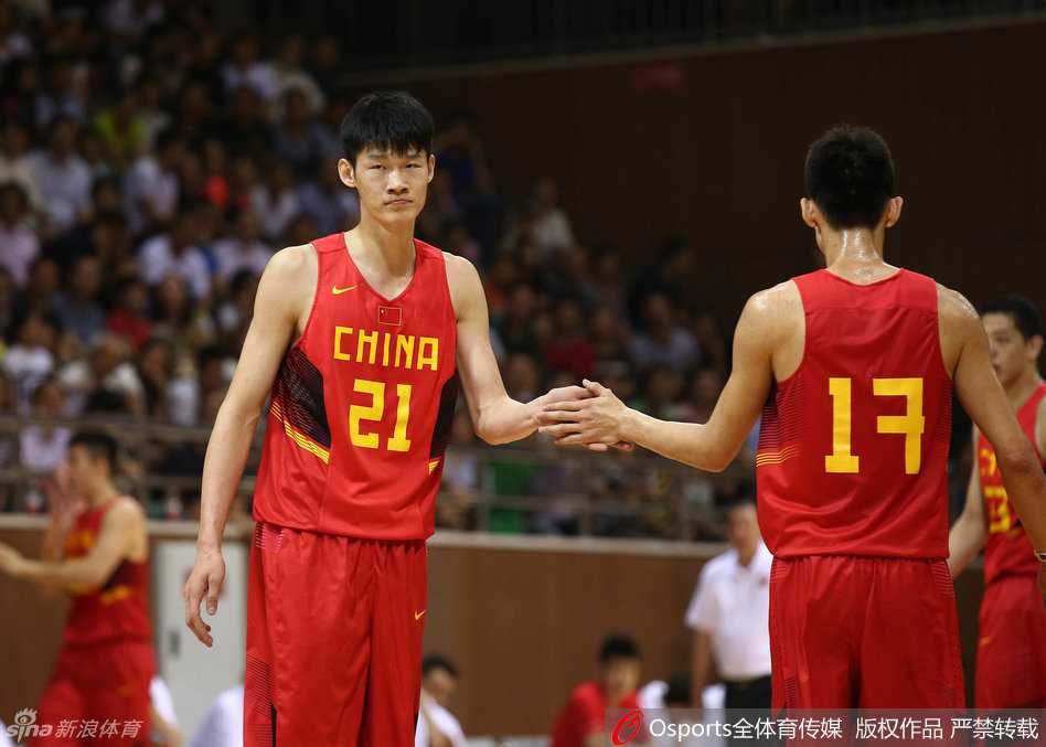 胡金秋在对手的围堵下奋力跃起，单臂高高扬起，强硬摘下进攻篮板，眼神中满是对胜利的渴望。