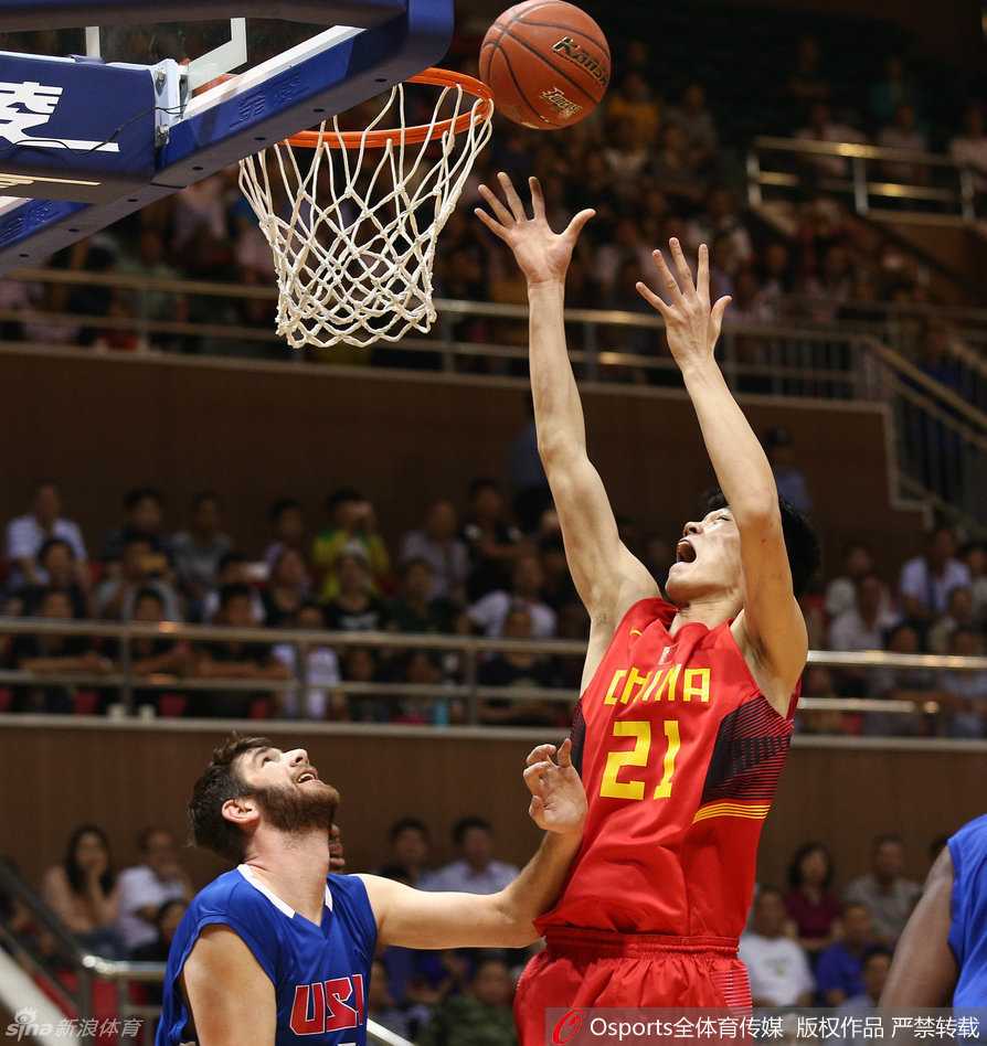 王汝恒发动快速反击，他运球疾速推进，观察着队友的跑位，准备送出致命一传。