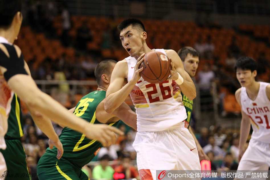 胡金秋接球后轻盈挑篮，长臂充分舒展，指尖轻轻拨球，动作飘逸得仿佛不受地心引力束缚。