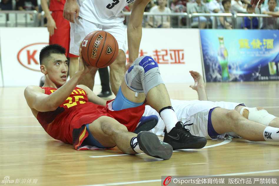 陶汉林在内线奋力跃起，在与新西兰高大中锋的肌肉碰撞中强行摘下一个前场篮板，他的眼神专注而坚决，全身肌肉线条在对抗中紧绷。