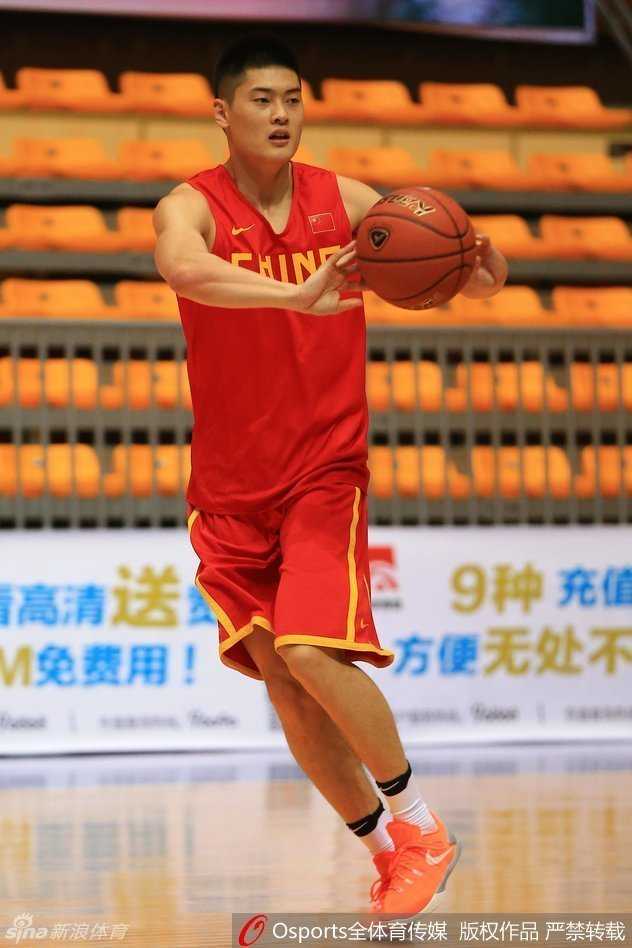 胡金秋在训练场上进行拉伸热身，阳光洒在年轻的脸上，曾经单薄的身体已悄然变得强壮，眼神中满是对未来的笃定。