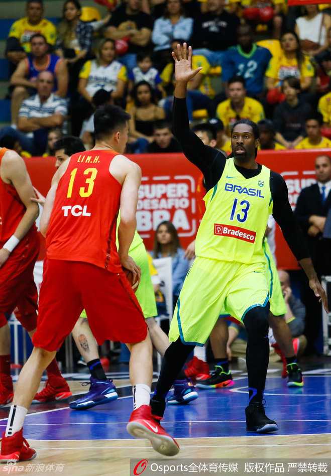 睢冉全力回防，眼神中燃烧着不服输的火焰，即便身前是巴西队的全线快攻，他也誓要用最快速度回追筑起防线。