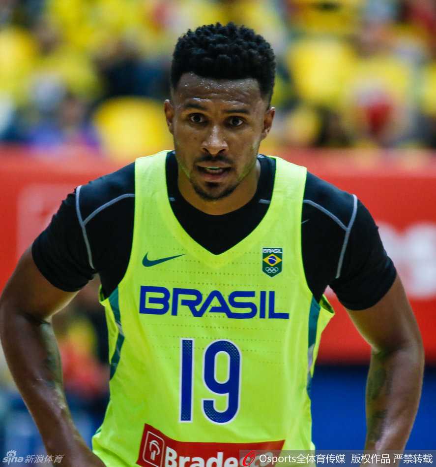 翟晓川如同猎豹般紧贴防守巴西老将巴博萨，眼神中满是专注与无畏，年轻的速度与经验的老道在这一刻直接对位碰撞。