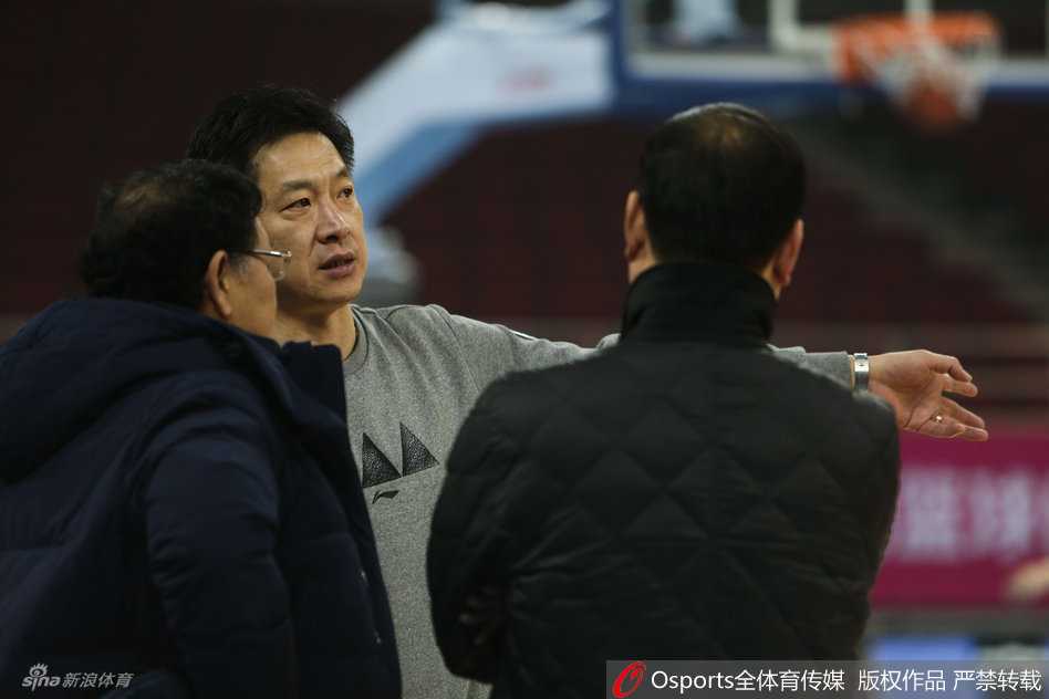 场边的李春江眉头紧锁，正与助手进行着激烈的战术碰撞，他的每一个手势都传递着必胜的信念。
