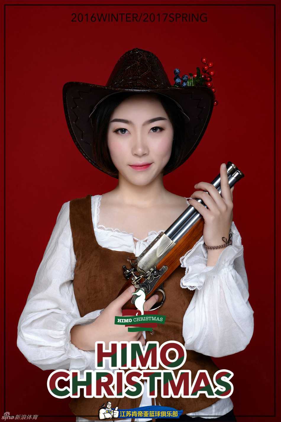 两位啦啦队员在赛场边亲密依偎，身后是朦胧的看台灯光，展现出姐妹团之间的深厚情谊