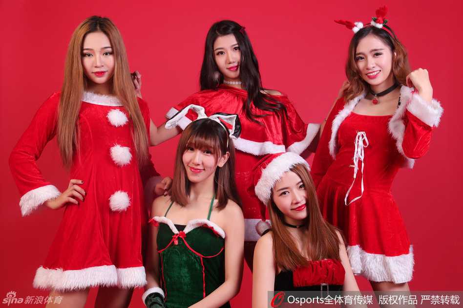 黑白相间的啦啦队制服勾勒出完美的身体曲线，宝贝手持花球侧身回望，运动中的动态美感在这一刻定格。