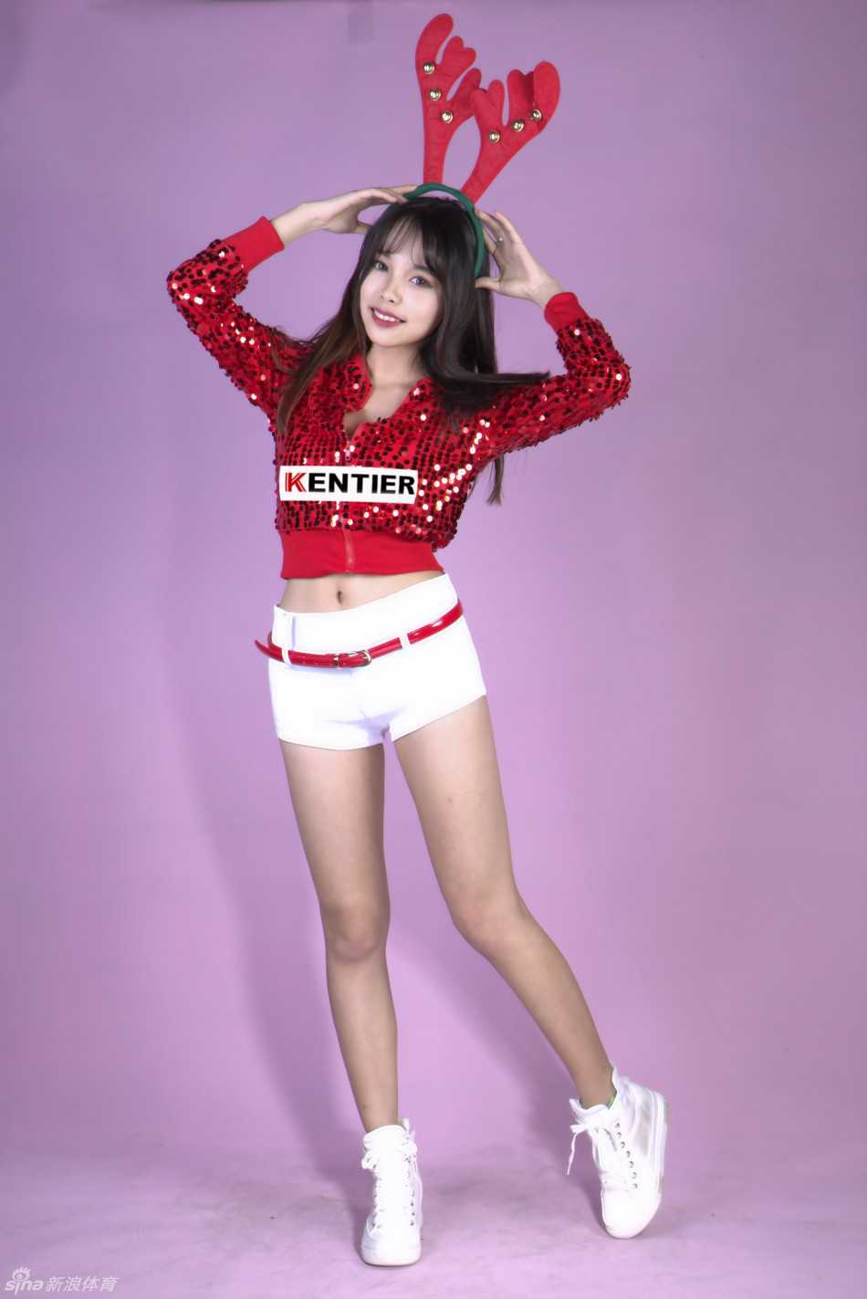 表演结束，宝贝们对着镜头挥手致意。她们身后的赛场喧嚣渐息，但她们脸上的笑容依旧灿烂，仿佛在用最后的定格画面告诉所有人：这个圣诞，因篮球而火热，因舞蹈而精彩。