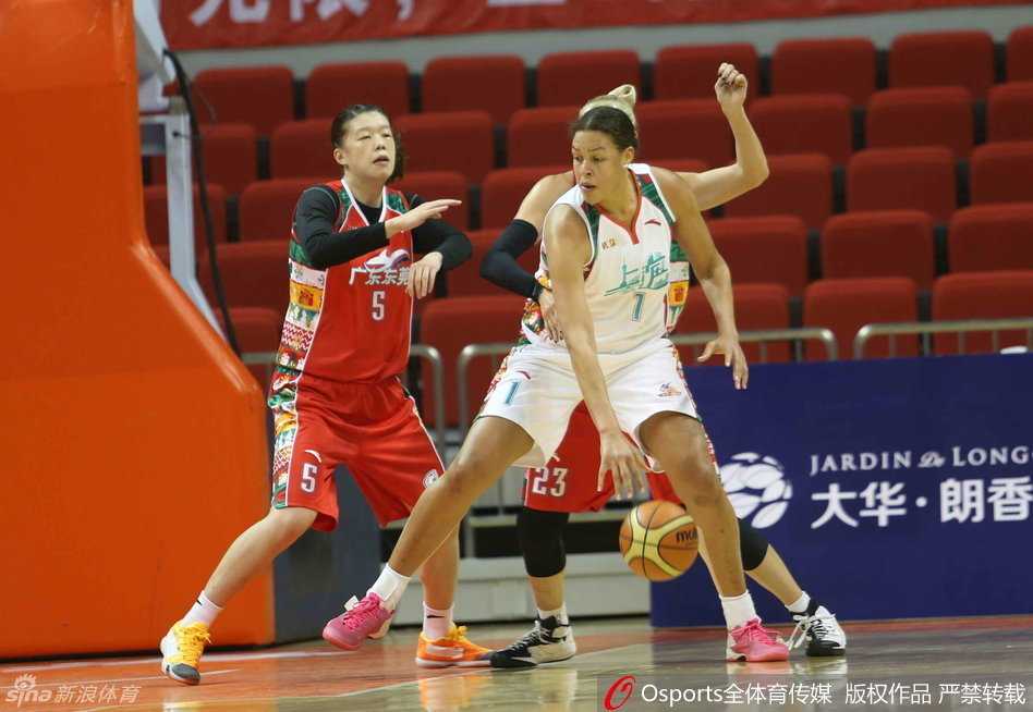 圣诞主题的球衣和发带在灯光下格外醒目，坎贝奇面对两人包夹毫无惧色，利用身体优势在篮下争夺有利位置，准备完成一次势大力沉的强力上篮。