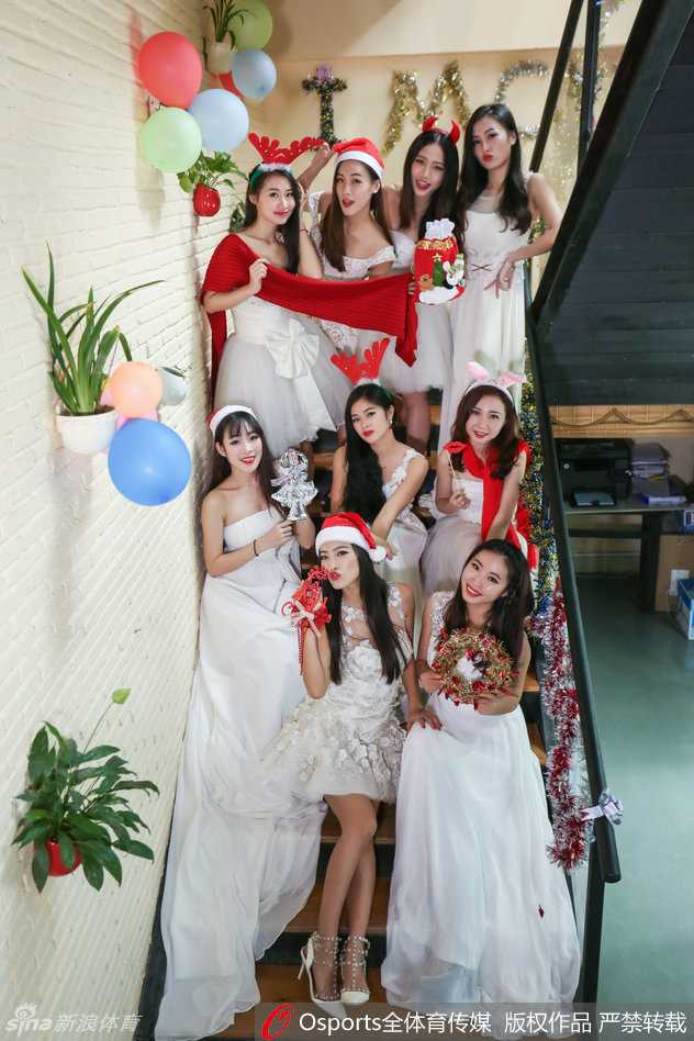 一位队员以俏皮的圣诞小鹿造型出镜，举手投足间充满灵动感，她似乎在假装偷偷给朋友们送来惊喜礼物，活泼的装扮让人眼前一亮。