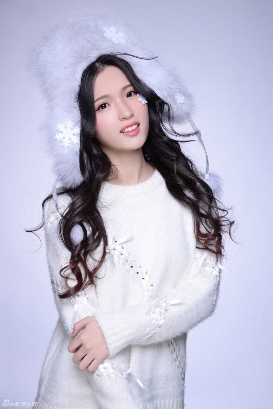 西部牛仔风格的圣诞写真，篮球宝贝戴上牛仔帽，展现出不同于赛场上的飒爽英姿，俏皮又应景。