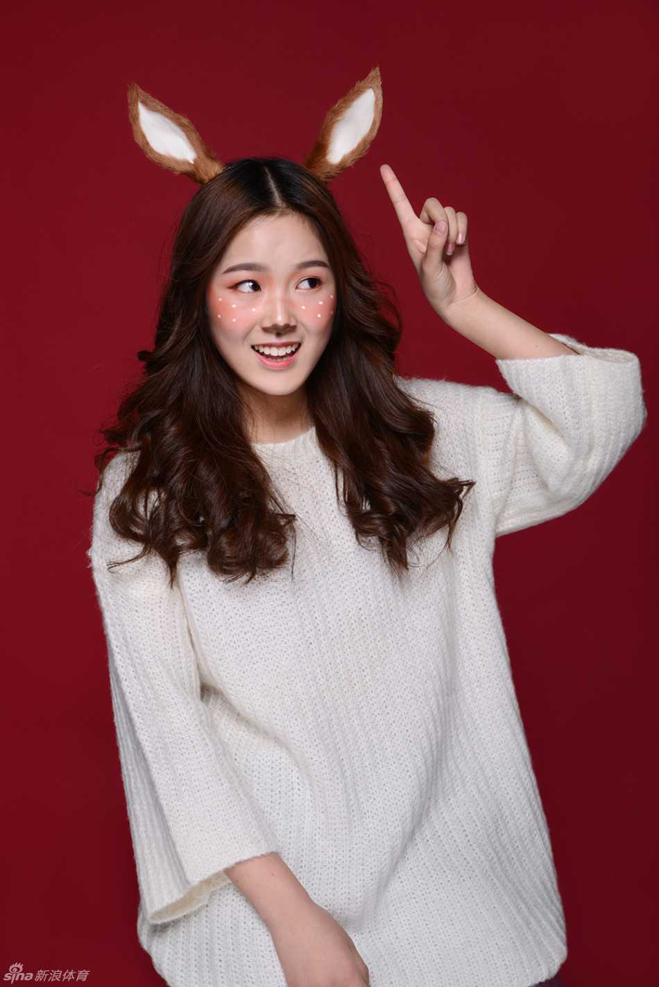 圣诞雪橇在哪里？眼前的篮球宝贝化身寻宝的少女，充满好奇地张望，仿佛在寻找属于圣诞老人的神奇雪橇。