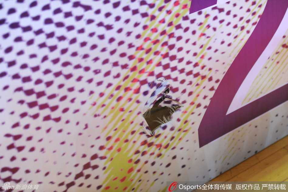 裁判与技术台人员聚在一起商议判罚，双方球员和教练情绪激动地将他们围住，场面一度混乱。