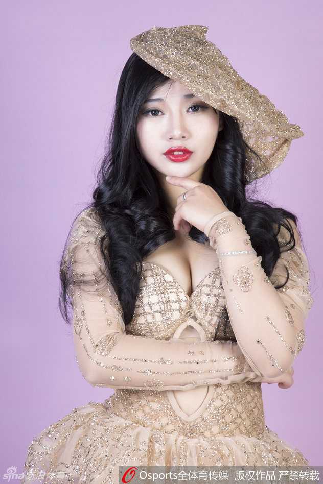 江苏肯帝亚主场DJ身着复古裙装，一个不经意的回眸，无辜眼神中藏着万种风情，仿佛时光倒流。